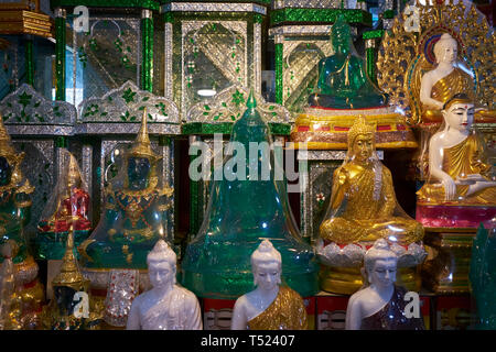 Certains des nombreux gold, jade souvenirs en vente à la Temple du Bouddha Mahamuni à Mandalay, Myanmar. Banque D'Images