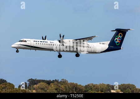 Bombardier DHC-8-402 olympique Q400 (REG : SX-OBB) arrivant sur son vol quotidien d'Athènes. Banque D'Images