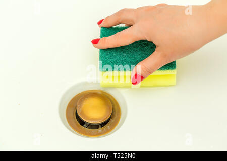 Femme de ménage à la main, robinet moderne de style vintage, d'un robinet d'eau nettoyer détail, à l'aide d'une éponge jaune Banque D'Images