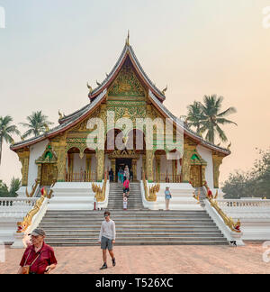 Luang Prabang, Laos - Mars 23, 2019 : les touristes sur les mesures de temple, ou wat, au motif de Musée Royal de Luang Prabang, Laos. Banque D'Images