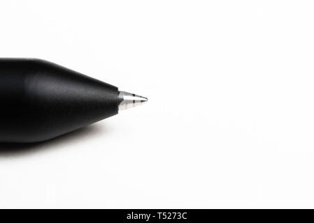 Produit une macro shot avec focus sélectif d'un fini mat moderne clicker stylo à bille noir fourreau astucieusement situé sur un arrière-plan uni, blanc. Banque D'Images