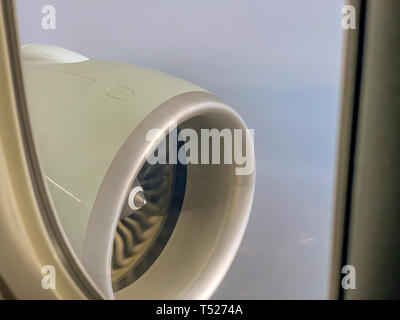 Close up de moteur d'avion de l'intérieur vitre pendant le vol. Banque D'Images