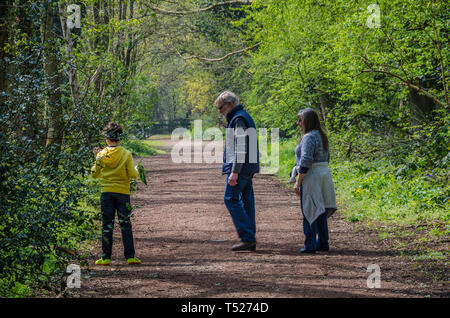 Une famille sur une promenade le long de routes de campagne à th evillage de tonne près de Wolverhampton en Afrique du Staffordshire, Royaume-Uni Banque D'Images