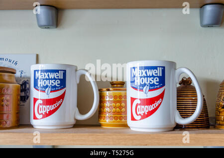 Des étagères dans un affichage cuisine Hornsea bols et tasses Maxwell House. Banque D'Images