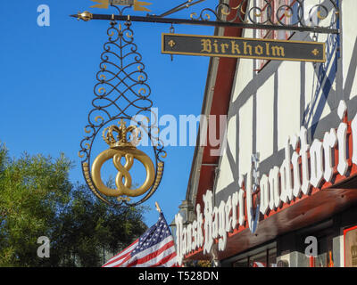 Sur les panneaux d'entrée de la boulangerie. La couronne d'or avec pâtisserie décorative en métal et travail. Le péché se lit 'Birkholm' Banque D'Images