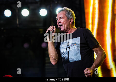 Deep Purple exécutée en Italie dans le temple incontesté de la musique, de l'Arena di Verona, le 9 juillet 2018 avec un spectacle inoubliable. Après le succès de la tournée de l'été dernier et de leur nouvel album 'Infini', Deep Purple est retourné sur la route en 2018 avec un live qui alternaient de nouvelles pistes avec de vieux hits. Toujours caractérisé par la polyvalence incontestée, Deep Purple fans a donné à l'Arena le 9 juillet, un spectacle qui rappelle l'âme du groupe, à travers que l'expérimentation et la recherche du son qui fait Deep Purple l'un des groupes de référence du monde hard rock panorama. Banque D'Images