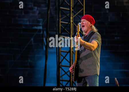 Deep Purple exécutée en Italie dans le temple incontesté de la musique, de l'Arena di Verona, le 9 juillet 2018 avec un spectacle inoubliable. Après le succès de la tournée de l'été dernier et de leur nouvel album 'Infini', Deep Purple est retourné sur la route en 2018 avec un live qui alternaient de nouvelles pistes avec de vieux hits. Toujours caractérisé par la polyvalence incontestée, Deep Purple fans a donné à l'Arena le 9 juillet, un spectacle qui rappelle l'âme du groupe, à travers que l'expérimentation et la recherche du son qui fait Deep Purple l'un des groupes de référence du monde hard rock panorama. Banque D'Images