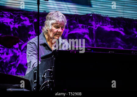 Deep Purple exécutée en Italie dans le temple incontesté de la musique, de l'Arena di Verona, le 9 juillet 2018 avec un spectacle inoubliable. Après le succès de la tournée de l'été dernier et de leur nouvel album 'Infini', Deep Purple est retourné sur la route en 2018 avec un live qui alternaient de nouvelles pistes avec de vieux hits. Toujours caractérisé par la polyvalence incontestée, Deep Purple fans a donné à l'Arena le 9 juillet, un spectacle qui rappelle l'âme du groupe, à travers que l'expérimentation et la recherche du son qui fait Deep Purple l'un des groupes de référence du monde hard rock panorama. Banque D'Images