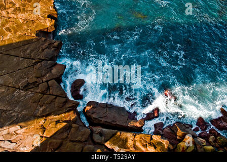 L'ombre de la falaise mer Bridge jette une ombre sur les récifs de la Mer et Littoral Illawarra, NSW, Australie Banque D'Images