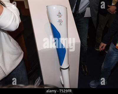 Naples, Italie. 18 avr, 2019. Le Coferenza stmapa s'est tenue à l'Hôtel Royal Continental pour la prochaine Universiade 2019 à Naples du 3 au 14 juillet. Au cours d'une conférence de presse à l'Hôtel Royal Continental avec le président de la région Campanie Vincenzo De Luca, la torche et la mascotte de l'Universiade di Napoli 2019, une sirène, ont été dévoilés. Credit : Sonia Brandolone/Pacific Press/Alamy Live News Banque D'Images