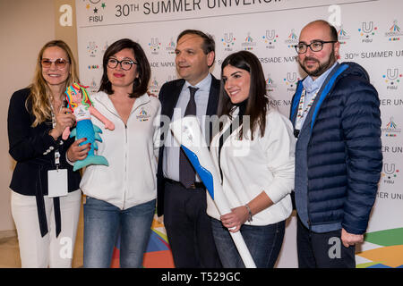 Naples, Italie. 18 avr, 2019. Le Coferenza stmapa s'est tenue à l'Hôtel Royal Continental pour la prochaine Universiade 2019 à Naples du 3 au 14 juillet. Au cours d'une conférence de presse à l'Hôtel Royal Continental avec le président de la région Campanie Vincenzo De Luca, la torche et la mascotte de l'Universiade di Napoli 2019, une sirène, ont été dévoilés. Credit : Sonia Brandolone/Pacific Press/Alamy Live News Banque D'Images