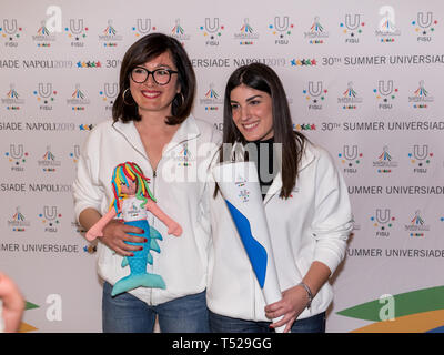 Naples, Italie. 18 avr, 2019. Le Coferenza stmapa s'est tenue à l'Hôtel Royal Continental pour la prochaine Universiade 2019 à Naples du 3 au 14 juillet. Au cours d'une conférence de presse à l'Hôtel Royal Continental avec le président de la région Campanie Vincenzo De Luca, la torche et la mascotte de l'Universiade di Napoli 2019, une sirène, ont été dévoilés. Credit : Sonia Brandolone/Pacific Press/Alamy Live News Banque D'Images