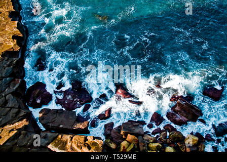 L'ombre de la falaise mer Bridge jette une ombre sur les récifs de la Mer et Littoral Illawarra, NSW, Australie Banque D'Images