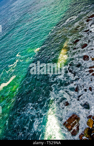 L'ombre de la falaise mer Bridge jette une ombre sur les récifs de la Mer et Littoral Illawarra, NSW, Australie Banque D'Images