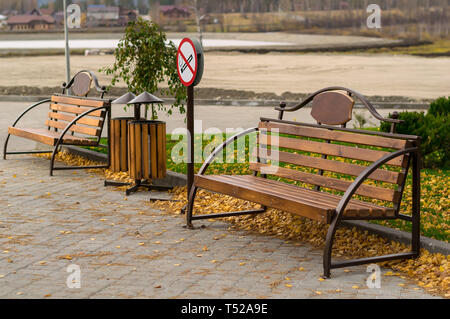 Signe, symbole, lieu non fumeur, avec des bancs dans le parc en construction pour le tourisme et les loisirs Banque D'Images