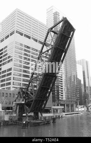 La Carroll Avenue pont de chemin de fer abandonnée définitivement verrouillé en position relevée sur la rivière Chicago près de Wolf Point et l'Apparel Mart Banque D'Images