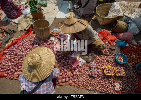 Vendeur d'oignons dans un marché de rue dans la région de Kalaw, Shan State, Myanmar. Banque D'Images