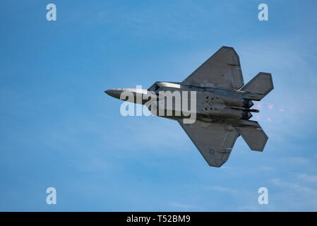 U.S. Air Force Maj Paul 'Loco' Lopez, commandant de l'équipe Démo F-22/pilote, exécute sa démonstration aérienne au-dessus de la baie Thunder air show, le 30 mars 2019. Le major Lopez possède plus de 1 500 heures de vol à la fois le F-15 et le F-22 et en est à sa deuxième année en tant que commandant de l'équipe de démonstration de F-22 Raptor. (U.S. Photo de l'Armée de l'air par Slt Samuel Eckholm) Banque D'Images