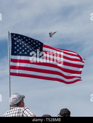 Spectateurs regarder comme U.S. Air Force Maj Paul 'Loco' Lopez, commandant de l'équipe Démo F-22/pilote, exécute sa démonstration aérienne au-dessus de la baie Thunder air show, le 30 mars 2019. Le spectacle présenté à des milliers de passionnés d'aviation de partout au pays pour l'événement de deux jours. (U.S. Photo de l'Armée de l'air par Slt Samuel Eckholm) Banque D'Images