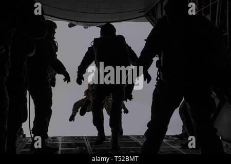 Divers le leadership avec la 24e Escadre d'opérations spéciales sauter d'un MC-130H Combat Talon II à Hurlburt Field, en Floride, le 19 avril 2019. U.S. Air Force Brig. Le général Claude Tudor, Jr., ancien commandant de la 24e Ét, a quitté le commandement avant d'avoir terminé sa chute libre militaire finale aller à Hurlburt Field. La 24e Ét est l'US Air Force est seulement Special Tactics aile et U.S. Special Operations Command a tactical air-sol de la force d'intégration et de l'Air Force d'opérations spéciales des forces au sol pour permettre l'accès à l'échelle mondiale, frappes de précision, la récupération du personnel, et la chirurgie de bataille s'élève Banque D'Images