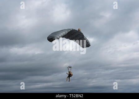 Divers Le leadership de Air Force Special Operations Command, la 24e Escadre d'opérations spéciales, 1er ét et 724ème Special Tactics Group sauter d'un MC-130H Combat Talon II, Hurlburt Field, en Floride, le 19 avril 2019. U.S. Air Force Brig. Le général Claude Tudor, Jr., commandant de la 24e Ét, terminé son dernier, "fini", comme il l'a quitté le commandement de saut à l'U.S. Air Force colonel Spencer Cocanour, ancien vice-commandant de la 24e ÉT. Tudor a commandé la 24e Ét depuis mars 2018, leader américain du commandement des opérations spéciales tactical air-sol de la force d'intégration et de l'Air Force d'opérations spéciales des Banque D'Images