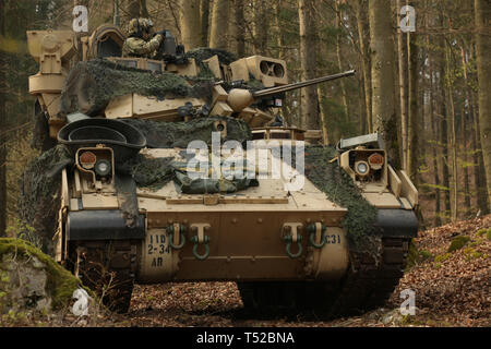 Un soldat américain de la 2e Bataillon, 34e régiment blindé, analyse leur secteur de l'incendie d'un véhicule de combat Bradley M2 pendant l'exercice Allied Spirit X en Hohenfels, Allemagne, le 10 avril 2019. L'esprit des alliés de l'exercice X comprend environ 5 600 participants de 15 nations, 30 mars-avril 17, 2019, lors de la 7e formation de l'Armée de la commande dans le sud-est de la zone d'entraînement Hohenfels Allemagne. Spirit est un allié de l'armée américaine l'Europe-dirigé, 7e l'instruction de l'armée a mené un exercice multinational de commande série conçue pour développer et renforcer l'OTAN et partenaire clé de l'interopérabilité et l'état de préparation à l'échelle spécifiée warf Banque D'Images