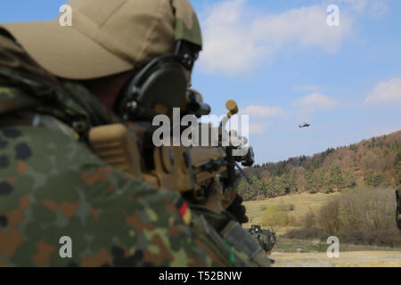 Un soldat allemand numérise son secteur d'incendie pendant l'exercice Allied Spirit X en Hohenfels, Allemagne, le 12 avril 2019. L'esprit des alliés de l'exercice X comprend environ 5 600 participants de 15 nations, 30 mars-avril 17, 2019, lors de la 7e formation de l'Armée de la commande dans le sud-est de la zone d'entraînement Hohenfels Allemagne. Spirit est un allié de l'armée américaine l'Europe-dirigé, 7e l'instruction de l'armée a mené un exercice multinational de commande série conçue pour développer et renforcer l'OTAN et partenaire clé de l'interopérabilité et l'état de préparation au combat spécifié fonctions. (U.S. Photo de l'armée par la CPS. Dhy'Nysha James) Banque D'Images