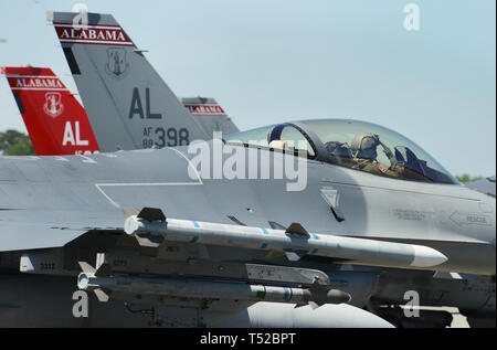 Un F-16 de l'US Air Force Falcons affecté à la 100e Escadron de chasse, 187ème Fighter Wing, New York Air National Guard se prépare au décollage pendant une après-midi vol d'entraînement à la dominance de l'air au centre de la base de la Garde nationale aérienne de Savannah, Savannah, Géorgie, le 16 avril 2019. Le 187e prend part à Sentry Savannah 2019-2, deux semaines de combats air-air d'entraînement la préparation d'Air National Guard et le déploiement des unités de downrange opérations de théâtre. (U.S. Air National Guard photo par le Sgt. Jean Hughel 142nd Fighter Wing, Affaires publiques) Banque D'Images