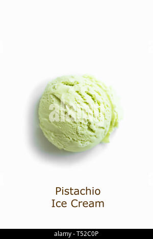 Glace Pistache isolé sur fond blanc, vue du dessus. Gelato pistache vert avec les pistaches. Banque D'Images