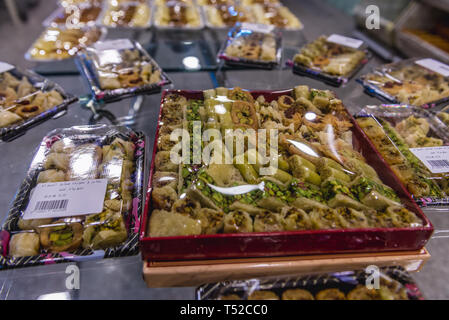 Dans les boîtes de mélange baklava shop à Wadi Musa, Jordan ville Banque D'Images