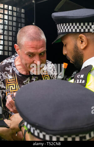 Arrêté Un activiste environnemental fixe avec colère à la police lors de son arrestation - Extinction de la rébellion, Oxford Circus Banque D'Images