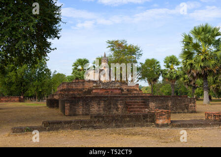 Sculpture d'un Bouddha assis sur les ruines d'un temple bouddhiste Wat Mae Chon tôt le matin. Sukhothai, Thaïlande Banque D'Images