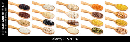 Cuillère en bois avec du porridge, différentes céréales, grains et flocons isolé sur fond blanc avec clipping path Banque D'Images