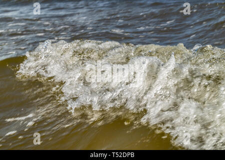 Gros plan sur les vagues de la mer avec des crêtes de vagues blanches Banque D'Images