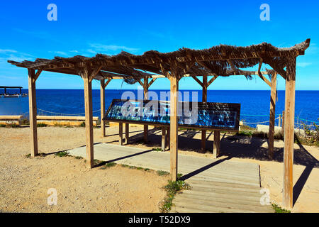 Un abri ouvert à la vie marine et les oiseaux à l'Observatoire Les Arenetes, Dénia, Espagne Banque D'Images