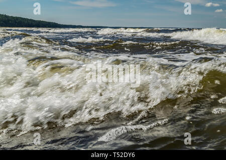 Gros plan sur les vagues de la mer avec des crêtes de vagues blanches Banque D'Images