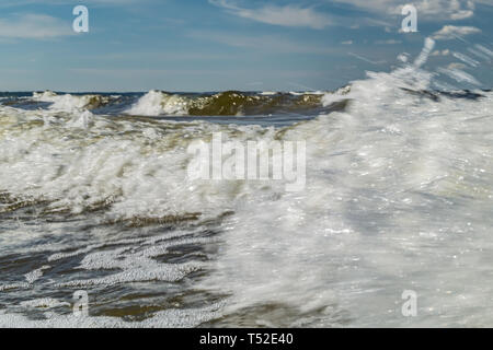 Gros plan sur les vagues de la mer avec des crêtes de vagues blanches Banque D'Images