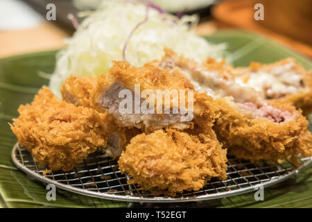 Escalopes de porc tonkatsu fromage avec du riz et légumes, soft focus Banque D'Images