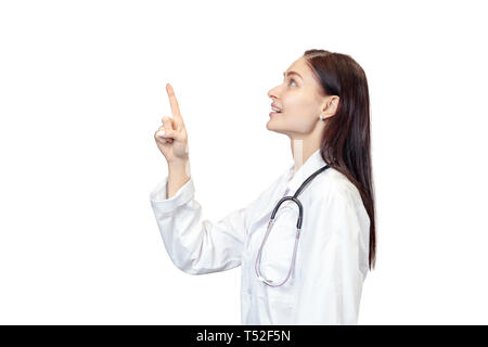 Médecin se tient sur le côté, points doigt vers le haut et l'air de la même façon, isolé sur fond blanc Banque D'Images