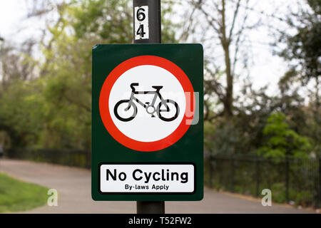 Londres, Grande-Bretagne. Battersea Park. Pas de vélo signer dans le parc Banque D'Images