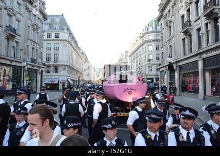 Rébellion Extinction maintenir leur emprise sur le centre de Londres avec leur nombre relativement faible - 19 avril 2019. Banque D'Images