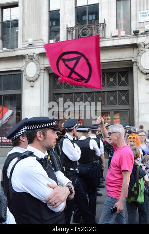 Rébellion Extinction maintenir leur emprise sur le centre de Londres avec leur nombre relativement faible - 19 avril 2019. Banque D'Images