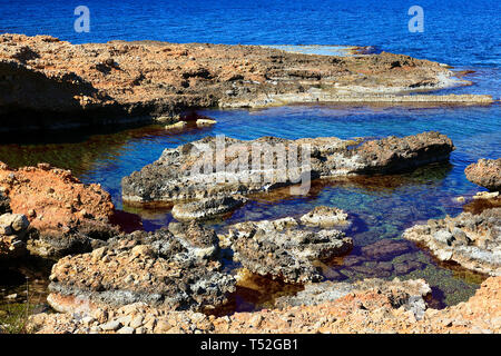 Rock Pools à Los Arenetes dans la réserve marine de San Antonio, Les Rotes, Dénia, Espagne Banque D'Images