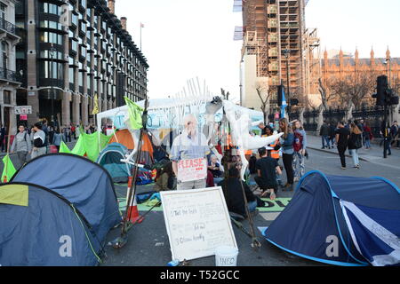 Rébellion Extinction maintenir leur emprise sur le centre de Londres avec leur nombre relativement faible - 19 avril 2019. Banque D'Images