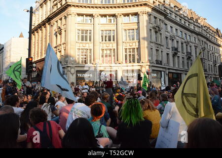 Rébellion Extinction maintenir leur emprise sur le centre de Londres avec leur nombre relativement faible - 19 avril 2019. Banque D'Images