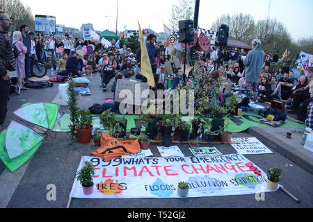 Rébellion Extinction maintenir leur emprise sur le centre de Londres avec leur nombre relativement faible - 19 avril 2019. Banque D'Images