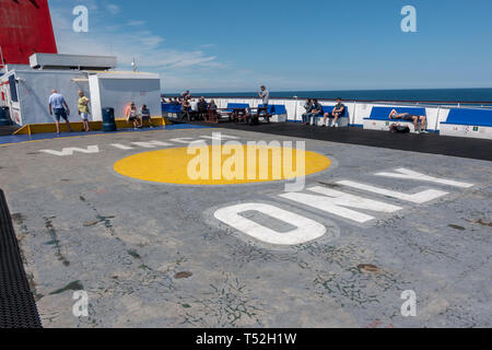 Le treuil seul hélicoptère sur le pont car ferry Stena Europe, sur la mer d'Irlande. Banque D'Images