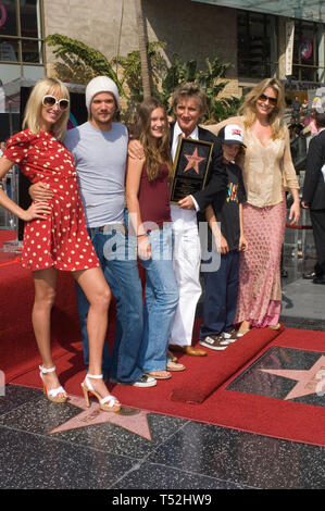 LOS ANGELES, CA. 11 octobre 2005 : pop star ROD STEWART & amie PENNY LANCASTER avec ses enfants KIMBERLY (gauche), Sean, Renee & LIAM sur Hollywood Boulevard où il a été honoré avec le 2,293ème étoile sur le Hollywood Walk of Fame. Penny s'attend à ce que la tige cinquième enfant en novembre. © 2005 Paul Smith / Featureflash Banque D'Images