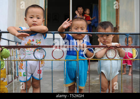 12.08.2012, Wonsan, la Corée du Nord, l'Asie - les enfants de la Corée du Nord sont en agitant d'une terrasse de la crèche pour enfants à la Ferme coopérative Chonsam. Banque D'Images