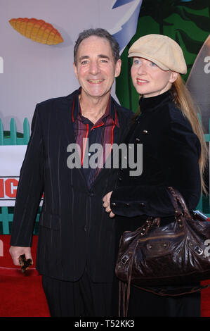 LOS ANGELES, CA. 30 octobre 2005 : l'Acteur HARRY SHEARER & femme lors de la première mondiale de son nouveau film Walt Disney's Chicken Little au El Capitan Theatre, à Hollywood. © 2005 Paul Smith / Featureflash Banque D'Images